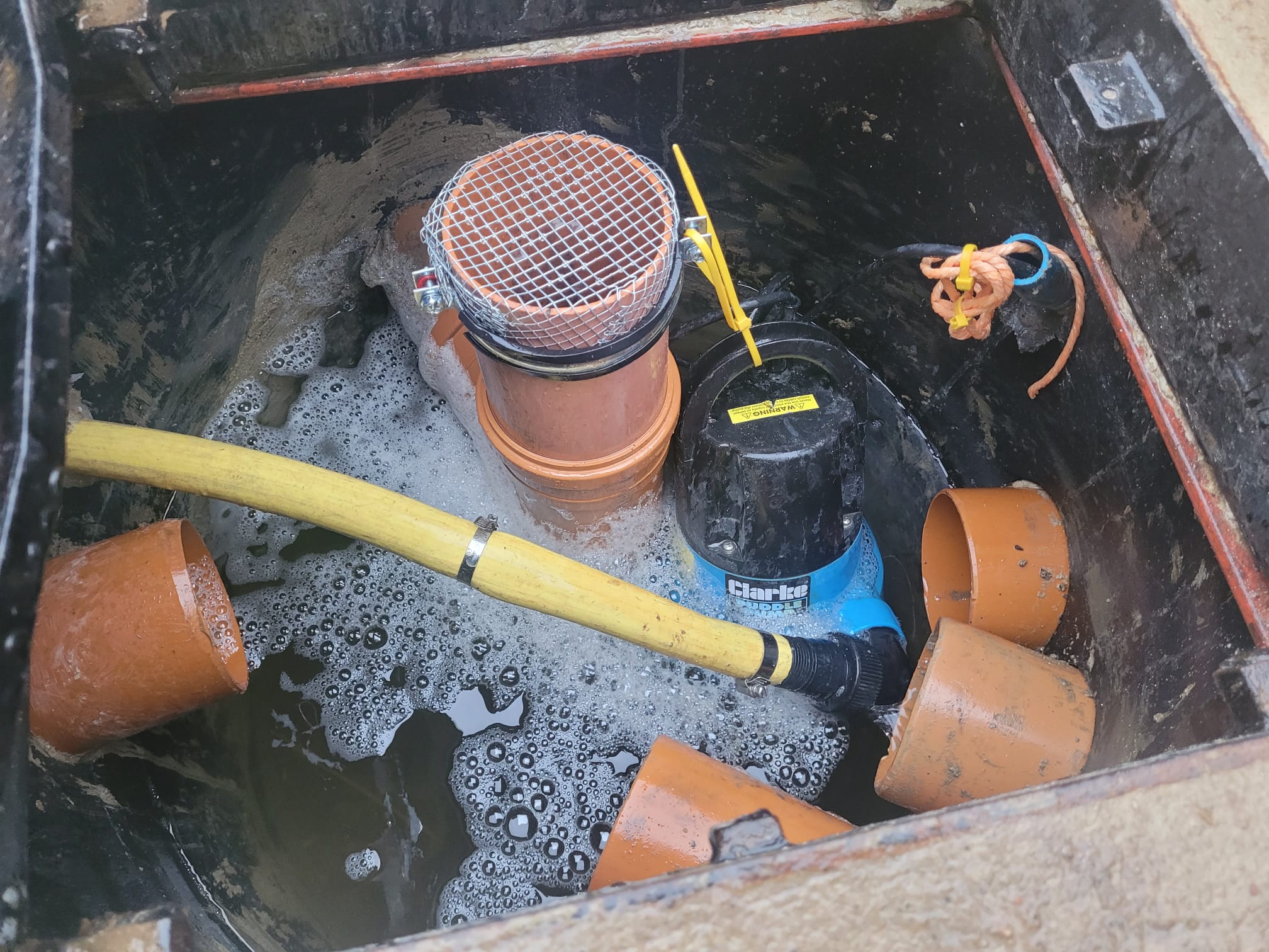 Pumped drainage chamber with float switch and filtered outlets