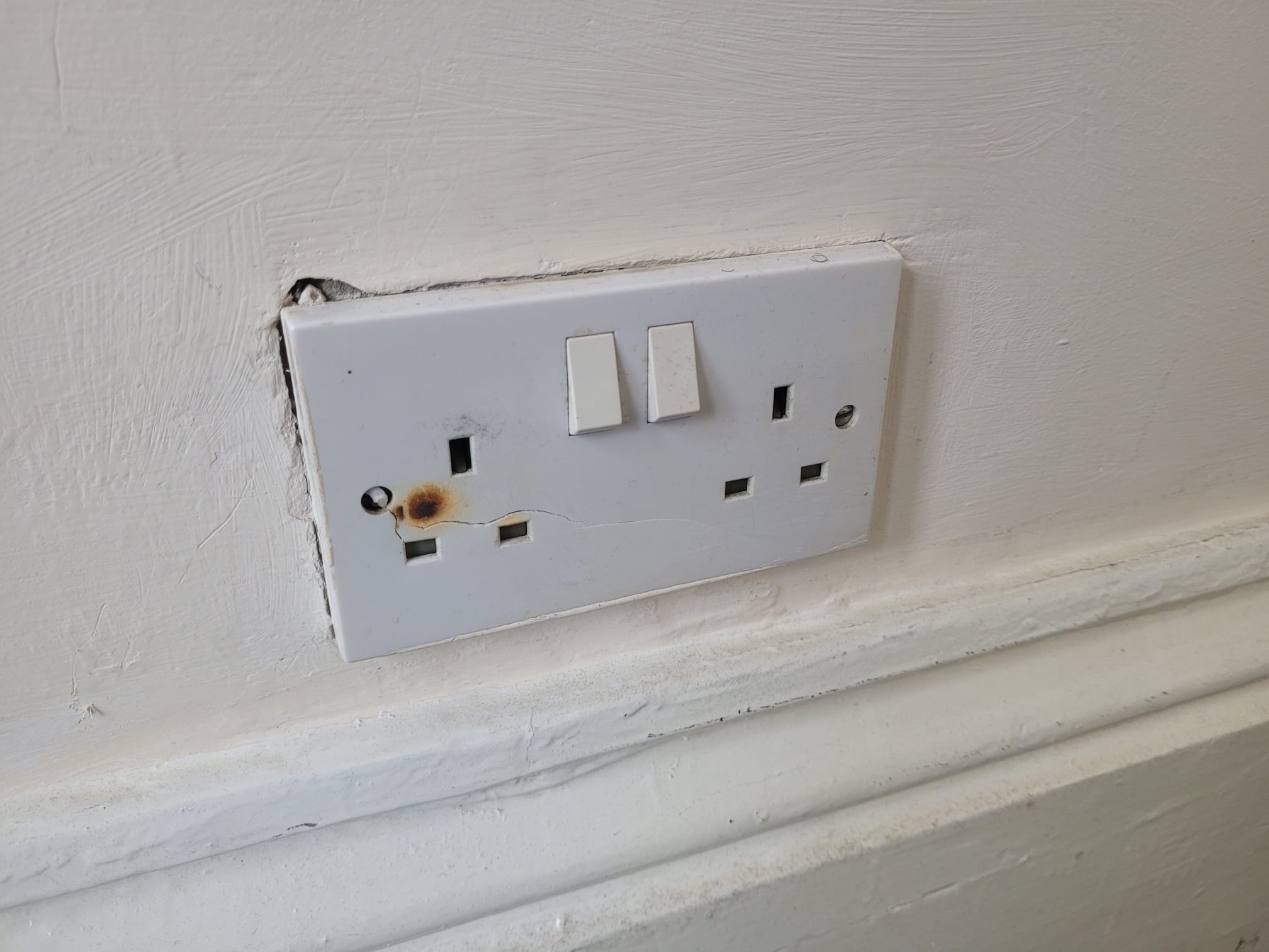 Burnt and cracked double socket before replacement